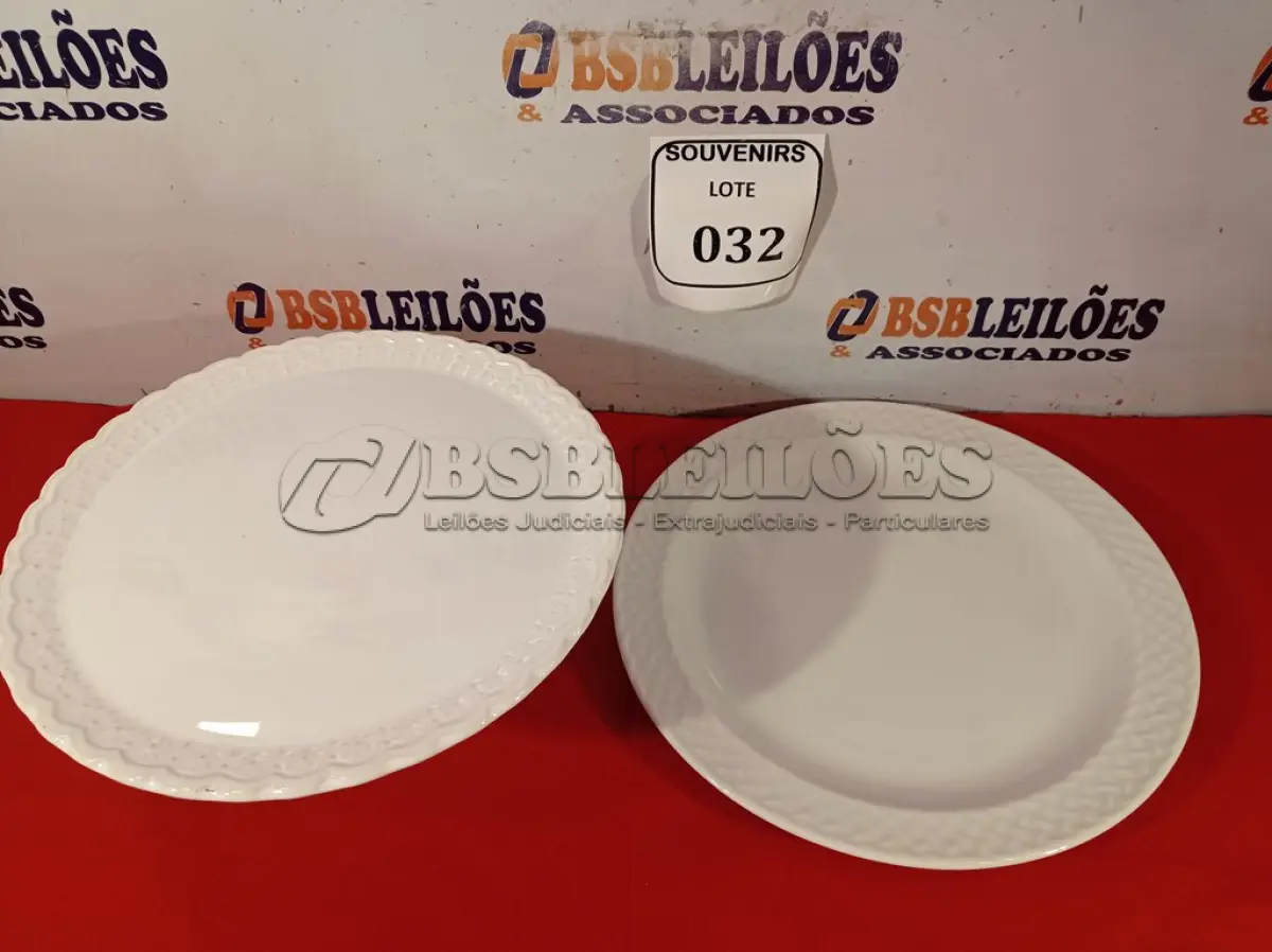 LOTE 032 - 01 BAILARINA PARA BOLO E 01 PRATO EM PORCELANA. (NO ESTADO EM QUE SE ENCONTRA) ATENÇÃO! FAZER A VISITAÇÃO ANTES DE ARREMATAR, NÃO SABEMOS SE FUNCIONA. LEILÃO NÃO TEM GARANTIA E NEM DEVOLUÇÃO, SUJEITO A POSSÍVEIS AVARIAS VISÍVEIS/OCULTAS E/OU AUSÊNCIA DE COMPONENTES.  