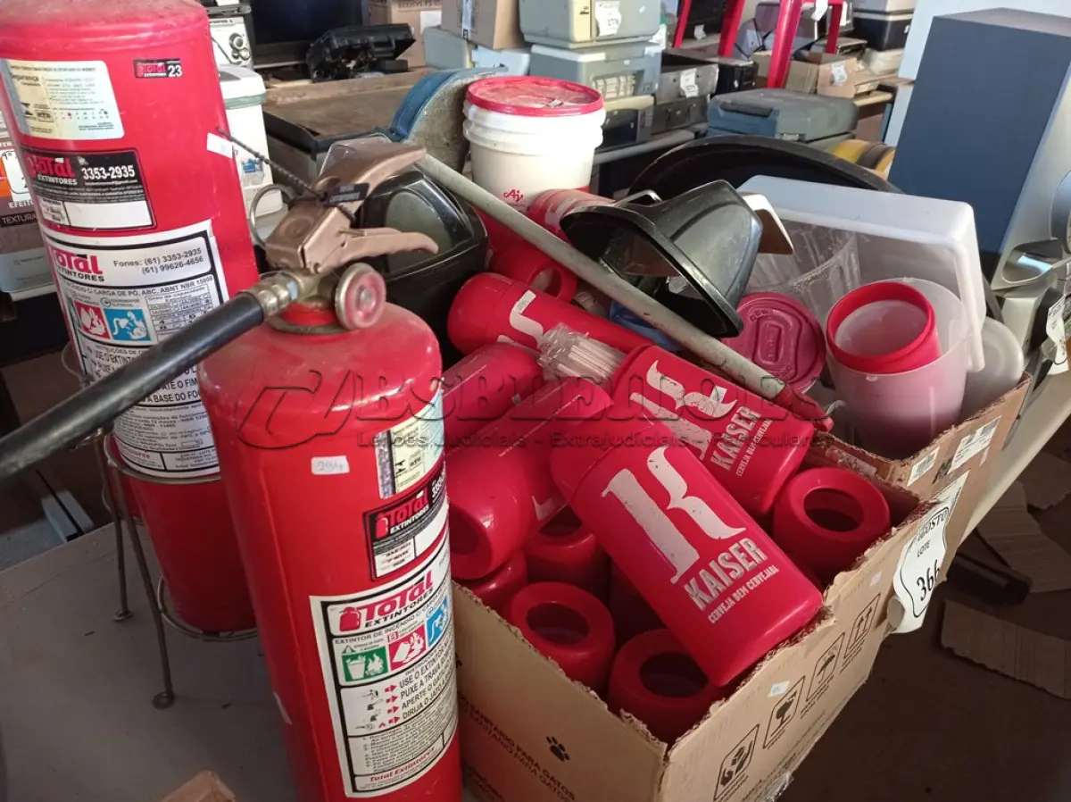 LOTE 366 - 01 CAIXA COM PORTAS GARRAFAS, UTENSÍLIOS PARA COZINHA E 03 EXTINTORES COM AVARIAS. (NO ESTADO) ATENÇÃO! FAZER A VISITAÇÃO ANTES DE ARREMATAR, NÃO SABEMOS SE FUNCIONA. LEILÃO NÃO TEM GARANTIA E NEM DEVOLUÇÃO, SUJEITO A POSSÍVEIS AVARIAS VISÍVEIS/OCULTAS E/OU AUSÊNCIA DE COMPONENTES.