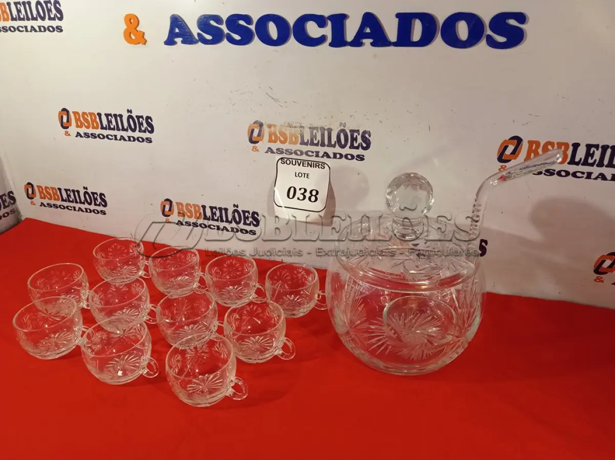 LOTE 038 -  01 PONCHEIRA, 01 CONCHA E 11 XÍCARAS. (NO ESTADO EM QUE SE ENCONTRA) ATENÇÃO! FAZER A VISITAÇÃO ANTES DE ARREMATAR, NÃO SABEMOS SE FUNCIONA. LEILÃO NÃO TEM GARANTIA E NEM DEVOLUÇÃO, SUJEITO A POSSÍVEIS AVARIAS VISÍVEIS/OCULTAS E/OU AUSÊNCIA DE COMPONENTES.  