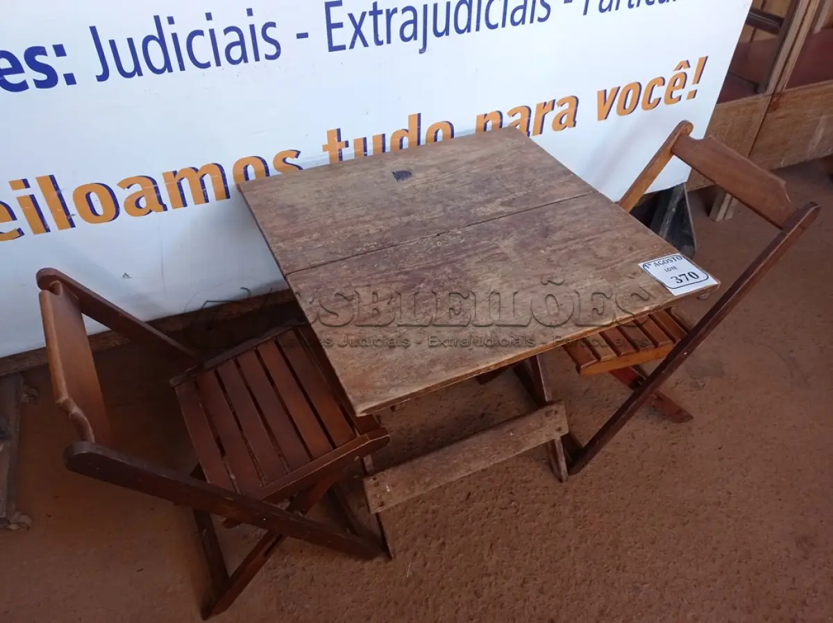 LOTE 370 - 01 MESA COM 04 CADEIRAS COM AVARIAS EM MADEIRA DOBRÁVEL. (NO ESTADO) ATENÇÃO! FAZER A VISITAÇÃO ANTES DE ARREMATAR, NÃO SABEMOS SE FUNCIONA. LEILÃO NÃO TEM GARANTIA E NEM DEVOLUÇÃO, SUJEITO A POSSÍVEIS AVARIAS VISÍVEIS/OCULTAS E/OU AUSÊNCIA DE COMPONENTES.