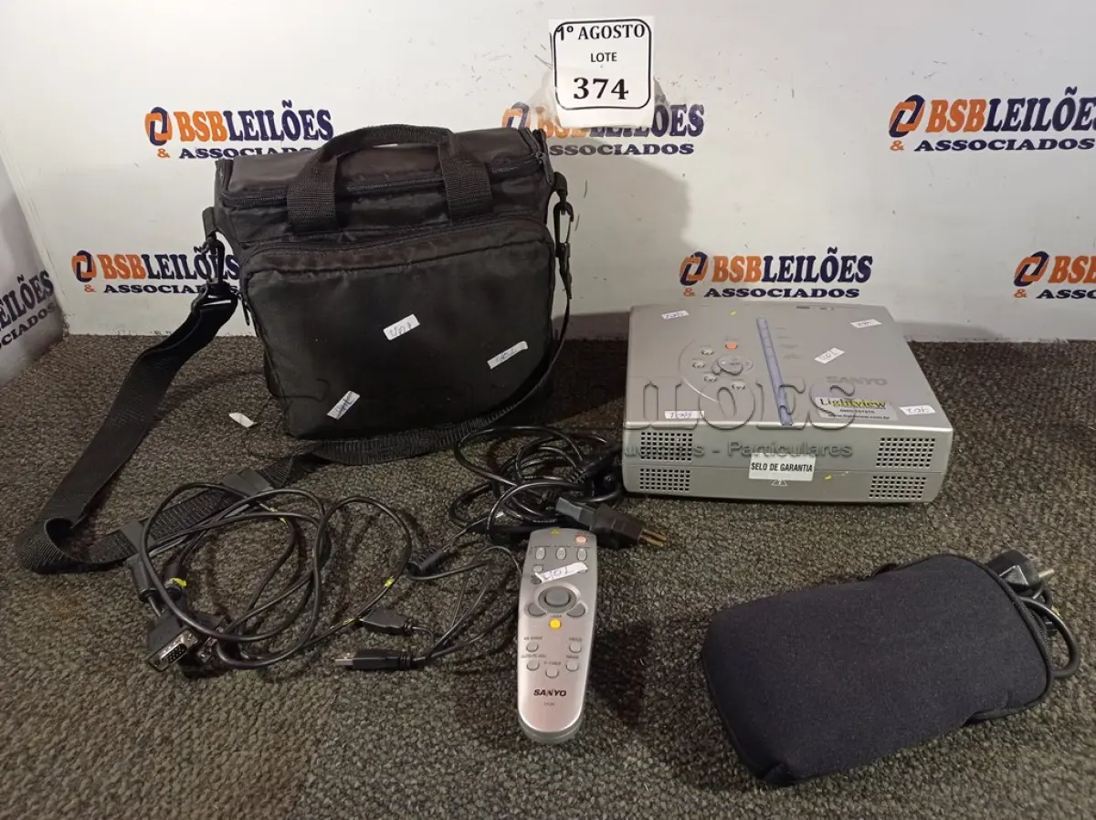 LOTE 374 - 01 PROJETOR SANYO COM BOLSA, CONTROLE E CABOS.  (NO ESTADO) ATENÇÃO! FAZER A VISITAÇÃO ANTES DE ARREMATAR, NÃO SABEMOS SE FUNCIONA. LEILÃO NÃO TEM GARANTIA E NEM DEVOLUÇÃO, SUJEITO A POSSÍVEIS AVARIAS VISÍVEIS/OCULTAS E/OU AUSÊNCIA DE COMPONENTES.