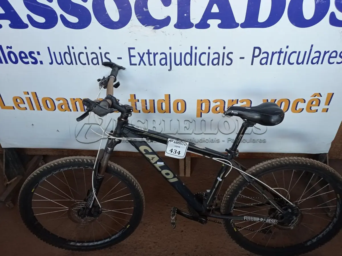 LOTE 434 - 01 BICICLETA MARCA CALOI. (NO ESTADO) ATENÇÃO! FAZER A VISITAÇÃO ANTES DE ARREMATAR, NÃO SABEMOS SE FUNCIONA. LEILÃO NÃO TEM GARANTIA E NEM DEVOLUÇÃO, SUJEITO A POSSÍVEIS AVARIAS VISÍVEIS/OCULTAS E/OU AUSÊNCIA DE COMPONENTES.