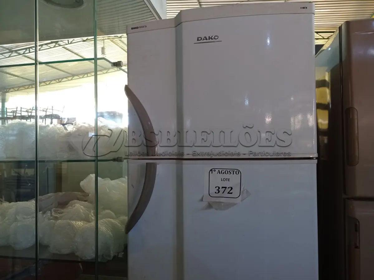 LOTE 372 - 01 GELADEIRA DAKO 127VOLTS. (NO ESTADO) ATENÇÃO! FAZER A VISITAÇÃO ANTES DE ARREMATAR, NÃO SABEMOS SE FUNCIONA. LEILÃO NÃO TEM GARANTIA E NEM DEVOLUÇÃO, SUJEITO A POSSÍVEIS AVARIAS VISÍVEIS/OCULTAS E/OU AUSÊNCIA DE COMPONENTES.
