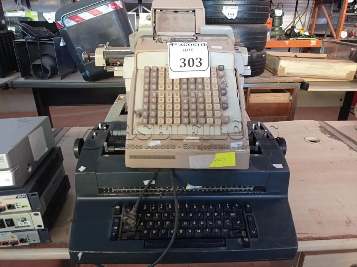 LOTE 303 - 03 MÁQUINAS DE ESCREVER E 01 CALCULADORA. (NO ESTADO) ATENÇÃO! FAZER A VISITAÇÃO ANTES DE ARREMATAR, NÃO SABEMOS SE FUNCIONA. LEILÃO NÃO TEM GARANTIA E NEM DEVOLUÇÃO, SUJEITO A POSSÍVEIS AVARIAS VISÍVEIS/OCULTAS E/OU AUSÊNCIA DE COMPONENTES.