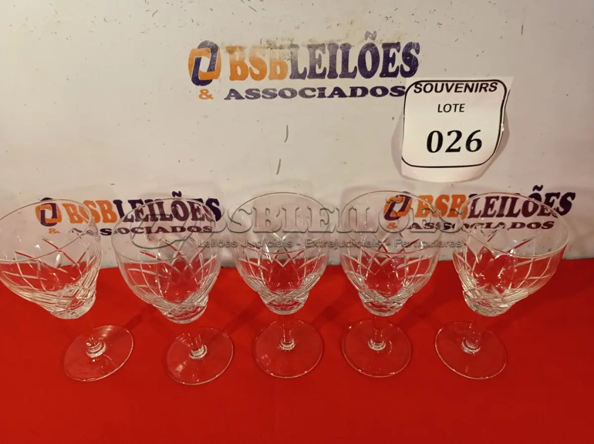 LOTE 026 - 05 TAÇAS EM CRISTAL PARA VINHO BRANCO. (NO ESTADO EM QUE SE ENCONTRA) ATENÇÃO! FAZER A VISITAÇÃO ANTES DE ARREMATAR, NÃO SABEMOS SE FUNCIONA. LEILÃO NÃO TEM GARANTIA E NEM DEVOLUÇÃO, SUJEITO A POSSÍVEIS AVARIAS VISÍVEIS/OCULTAS E/OU AUSÊNCIA DE COMPONENTES.  