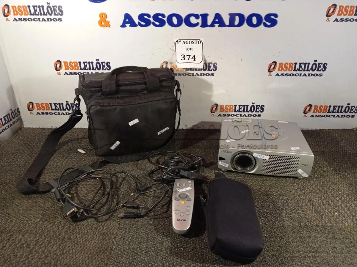LOTE 374 - 01 PROJETOR SANYO COM BOLSA, CONTROLE E CABOS.  (NO ESTADO) ATENÇÃO! FAZER A VISITAÇÃO ANTES DE ARREMATAR, NÃO SABEMOS SE FUNCIONA. LEILÃO NÃO TEM GARANTIA E NEM DEVOLUÇÃO, SUJEITO A POSSÍVEIS AVARIAS VISÍVEIS/OCULTAS E/OU AUSÊNCIA DE COMPONENTES.