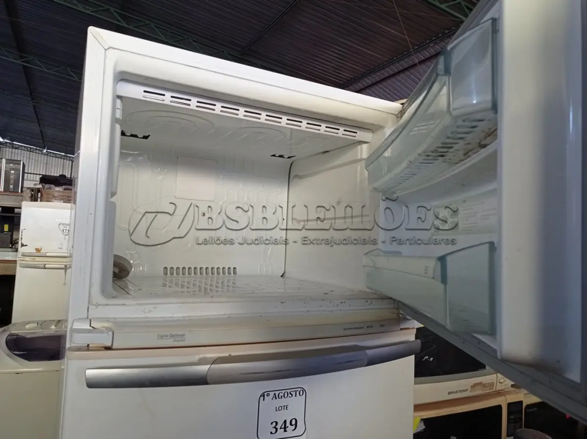 LOTE 349 - 01 GELADEIRA BRASTEMP SUPER FREEZER 470 220VOLTS. (NO ESTADO) ATENÇÃO! FAZER A VISITAÇÃO ANTES DE ARREMATAR, NÃO SABEMOS SE FUNCIONA. LEILÃO NÃO TEM GARANTIA E NEM DEVOLUÇÃO, SUJEITO A POSSÍVEIS AVARIAS VISÍVEIS/OCULTAS E/OU AUSÊNCIA DE COMPONENTES.