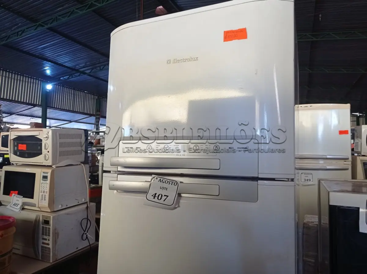 LOTE 407 - 01 GELADEIRA FROSS FREE ELECTROLUX 220VOLTS. (NO ESTADO) ATENÇÃO! FAZER A VISITAÇÃO ANTES DE ARREMATAR, NÃO SABEMOS SE FUNCIONA. LEILÃO NÃO TEM GARANTIA E NEM DEVOLUÇÃO, SUJEITO A POSSÍVEIS AVARIAS VISÍVEIS/OCULTAS E/OU AUSÊNCIA DE COMPONENTES.