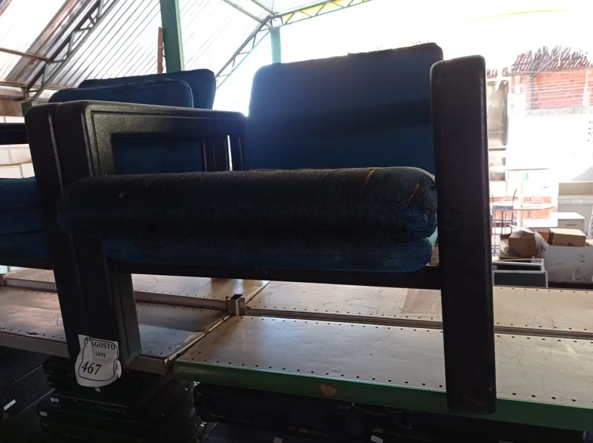 LOTE 467 - 02 POLTRONAS ESCRIBAS.  (NO ESTADO) ATENÇÃO! FAZER A VISITAÇÃO ANTES DE ARREMATAR, NÃO SABEMOS SE FUNCIONA. LEILÃO NÃO TEM GARANTIA E NEM DEVOLUÇÃO, SUJEITO A POSSÍVEIS AVARIAS VISÍVEIS/OCULTAS E/OU AUSÊNCIA DE COMPONENTES.
