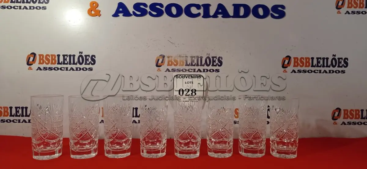 LOTE 028 - 01 BELÍSSIMO JOGO COM 08 COPOS DE WHISKY CRISTAL TCHECO. (NO ESTADO EM QUE SE ENCONTRA) ATENÇÃO! FAZER A VISITAÇÃO ANTES DE ARREMATAR, NÃO SABEMOS SE FUNCIONA. LEILÃO NÃO TEM GARANTIA E NEM DEVOLUÇÃO, SUJEITO A POSSÍVEIS AVARIAS VISÍVEIS/OCULTAS E/OU AUSÊNCIA DE COMPONENTES.  