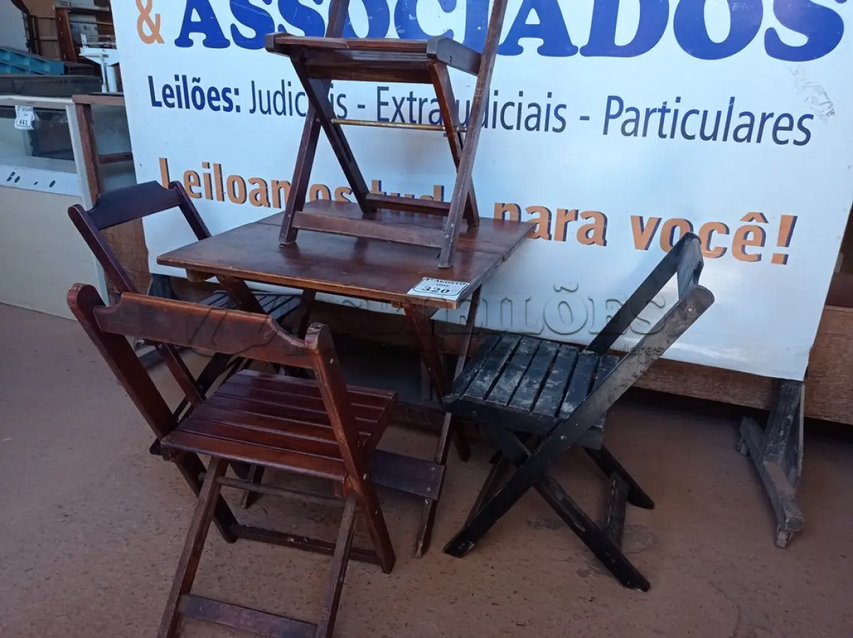 LOTE 320 - 01 MESA COM 04 CADEIRAS COM AVARIAS EM MADEIRA DOBRÁVEL. (NO ESTADO) ATENÇÃO! FAZER A VISITAÇÃO ANTES DE ARREMATAR, NÃO SABEMOS SE FUNCIONA. LEILÃO NÃO TEM GARANTIA E NEM DEVOLUÇÃO, SUJEITO A POSSÍVEIS AVARIAS VISÍVEIS/OCULTAS E/OU AUSÊNCIA DE COMPONENTES.