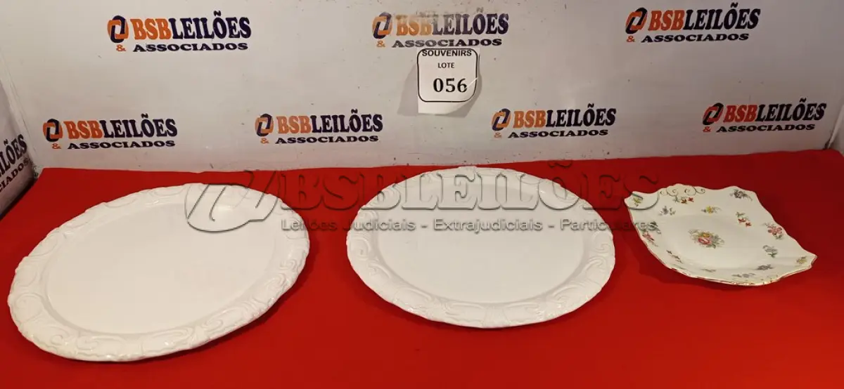 LOTE 056 - 02 PRATOS GRANDES BRANCOS E 01 PRATO PORCELANA INGLESA. (NO ESTADO EM QUE SE ENCONTRA) ATENÇÃO! FAZER A VISITAÇÃO ANTES DE ARREMATAR, NÃO SABEMOS SE FUNCIONA. LEILÃO NÃO TEM GARANTIA E NEM DEVOLUÇÃO, SUJEITO A POSSÍVEIS AVARIAS VISÍVEIS/OCULTAS E/OU AUSÊNCIA DE COMPONENTES.  