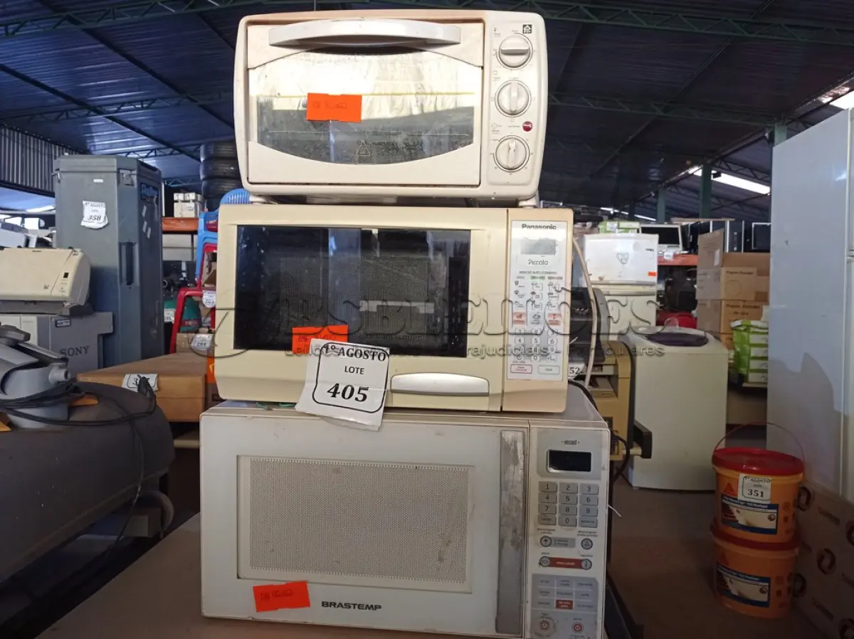LOTE 405 - 02 MICRO-ONDAS SEM PRATO E 01 FORNO ELÉTRICO PEQUENO. (NO ESTADO) ATENÇÃO! FAZER A VISITAÇÃO ANTES DE ARREMATAR, NÃO SABEMOS SE FUNCIONA. LEILÃO NÃO TEM GARANTIA E NEM DEVOLUÇÃO, SUJEITO A POSSÍVEIS AVARIAS VISÍVEIS/OCULTAS E/OU AUSÊNCIA DE COMPONENTES.