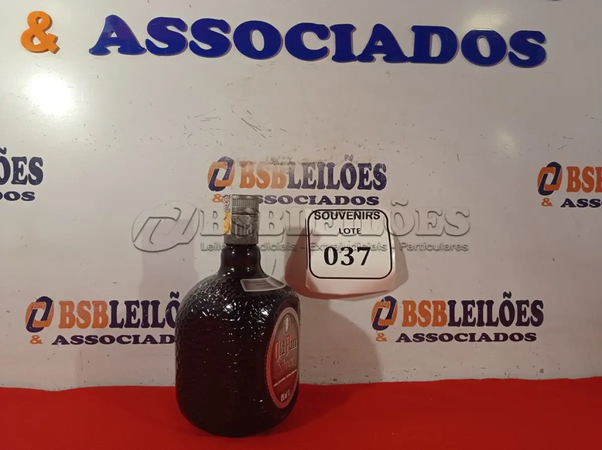 LOTE 037 - 01 GARRAFA DE WHISKY OLD PAR SILVER 1LITRO. LACRADO.  (NO ESTADO EM QUE SE ENCONTRA) ATENÇÃO! FAZER A VISITAÇÃO ANTES DE ARREMATAR, NÃO SABEMOS SE FUNCIONA. LEILÃO NÃO TEM GARANTIA E NEM DEVOLUÇÃO, SUJEITO A POSSÍVEIS AVARIAS VISÍVEIS/OCULTAS E/OU AUSÊNCIA DE COMPONENTES.  