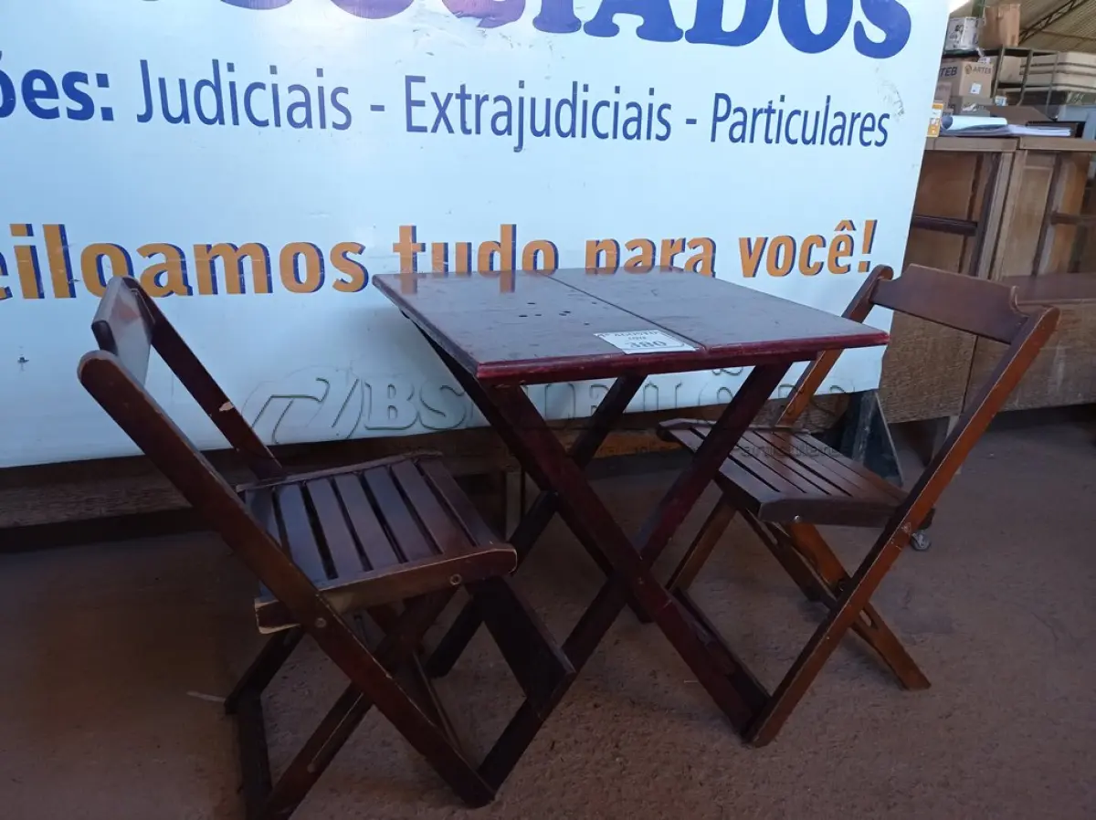 LOTE 380 - 01 MESA COM 04 CADEIRAS COM AVARIAS EM MADEIRA DOBRÁVEL. (NO ESTADO) ATENÇÃO! FAZER A VISITAÇÃO ANTES DE ARREMATAR, NÃO SABEMOS SE FUNCIONA. LEILÃO NÃO TEM GARANTIA E NEM DEVOLUÇÃO, SUJEITO A POSSÍVEIS AVARIAS VISÍVEIS/OCULTAS E/OU AUSÊNCIA DE COMPONENTES.