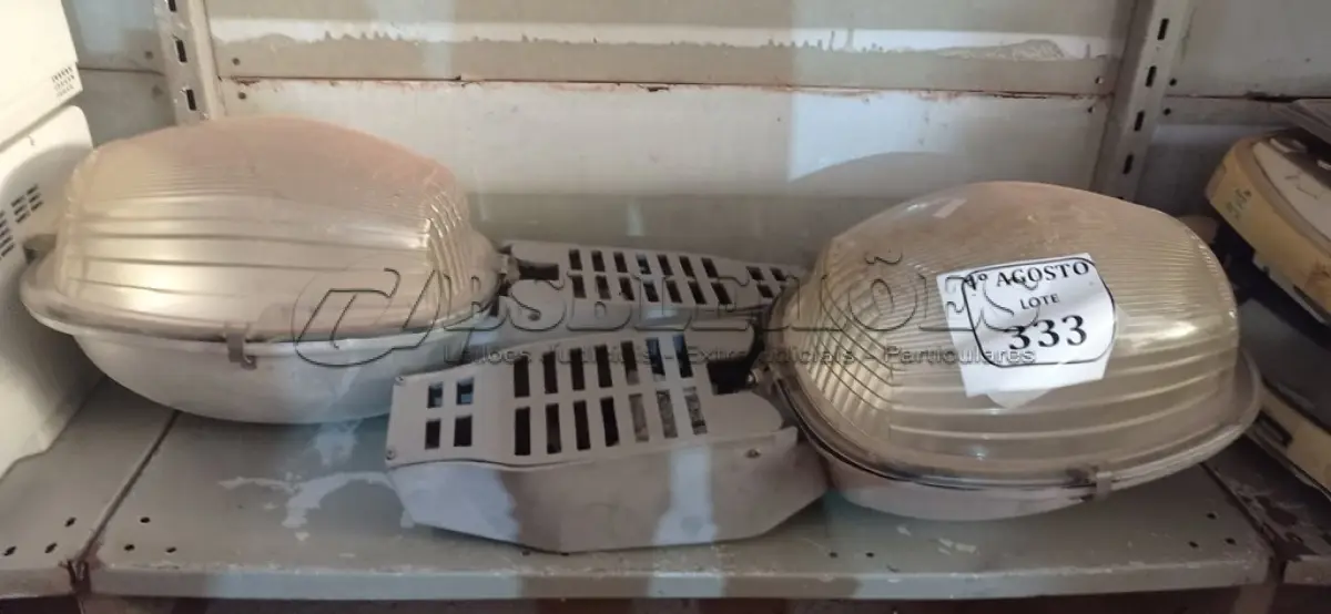 LOTE 333 - 02 LUMINÁRIAS PARA POSTE. (NO ESTADO) ATENÇÃO! FAZER A VISITAÇÃO ANTES DE ARREMATAR, NÃO SABEMOS SE FUNCIONA. LEILÃO NÃO TEM GARANTIA E NEM DEVOLUÇÃO, SUJEITO A POSSÍVEIS AVARIAS VISÍVEIS/OCULTAS E/OU AUSÊNCIA DE COMPONENTES.