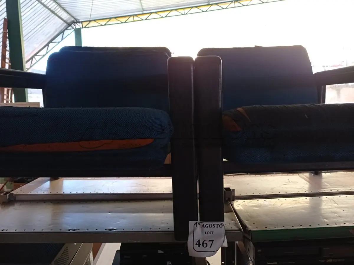 LOTE 467 - 02 POLTRONAS ESCRIBAS.  (NO ESTADO) ATENÇÃO! FAZER A VISITAÇÃO ANTES DE ARREMATAR, NÃO SABEMOS SE FUNCIONA. LEILÃO NÃO TEM GARANTIA E NEM DEVOLUÇÃO, SUJEITO A POSSÍVEIS AVARIAS VISÍVEIS/OCULTAS E/OU AUSÊNCIA DE COMPONENTES.