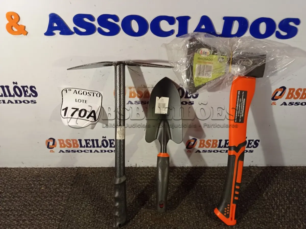 LOTE 170 - 01 ESPÁTULA PARA JARDINAGEM, 01 SACHO PARA JARDINAGEM E 01 MACHADO. (NO ESTADO) ATENÇÃO! FAZER A VISITAÇÃO ANTES DE ARREMATAR, NÃO SABEMOS SE FUNCIONA. LEILÃO NÃO TEM GARANTIA E NEM DEVOLUÇÃO, SUJEITO A POSSÍVEIS AVARIAS VISÍVEIS/OCULTAS E/OU AUSÊNCIA DE COMPONENTES.