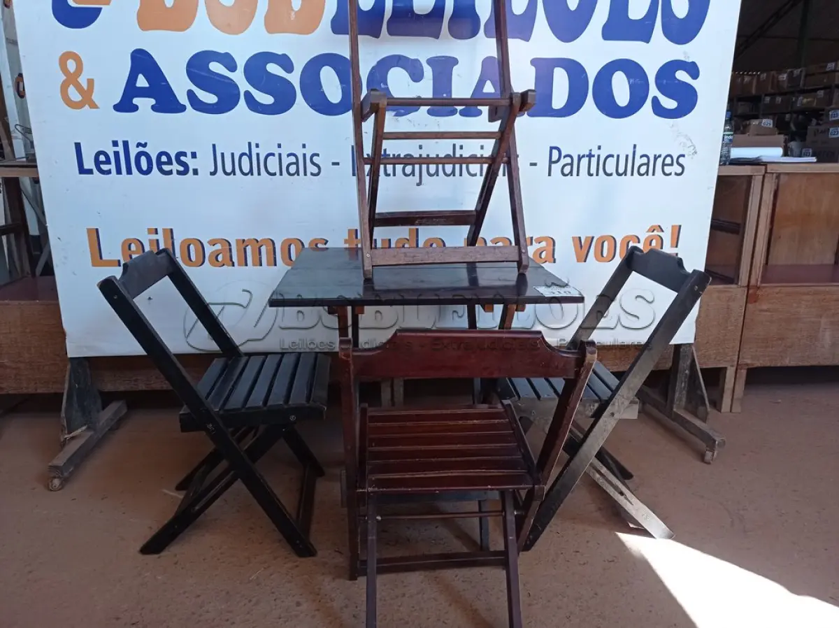 LOTE 310 - 01 MESA COM 04 CADEIRAS COM AVARIAS EM MADEIRA DOBRÁVEL. (NO ESTADO) ATENÇÃO! FAZER A VISITAÇÃO ANTES DE ARREMATAR, NÃO SABEMOS SE FUNCIONA. LEILÃO NÃO TEM GARANTIA E NEM DEVOLUÇÃO, SUJEITO A POSSÍVEIS AVARIAS VISÍVEIS/OCULTAS E/OU AUSÊNCIA DE COMPONENTES.