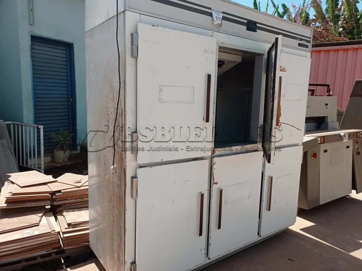 LOTE 533 - 01 CÂMERA FRIA 06 PORTAS MARCA METALFRIO. (NO ESTADO) ATENÇÃO! FAZER A VISITAÇÃO ANTES DE ARREMATAR, NÃO SABEMOS SE FUNCIONA. LEILÃO NÃO TEM GARANTIA E NEM DEVOLUÇÃO, SUJEITO A POSSÍVEIS AVARIAS VISÍVEIS/OCULTAS E/OU AUSÊNCIA DE COMPONENTES. LEILÃO NÃO TEM GARANTIA E NEM DEVOLUÇÃO, SUJEITO A POSSÍVEIS AVARIAS VISÍVEIS/OCULTAS E/OU AUSÊNCIA DE COMPONENTES.