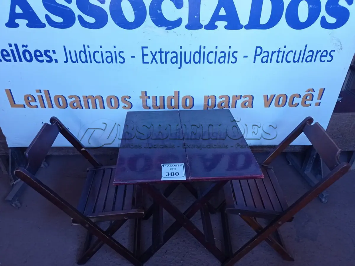 LOTE 380 - 01 MESA COM 04 CADEIRAS COM AVARIAS EM MADEIRA DOBRÁVEL. (NO ESTADO) ATENÇÃO! FAZER A VISITAÇÃO ANTES DE ARREMATAR, NÃO SABEMOS SE FUNCIONA. LEILÃO NÃO TEM GARANTIA E NEM DEVOLUÇÃO, SUJEITO A POSSÍVEIS AVARIAS VISÍVEIS/OCULTAS E/OU AUSÊNCIA DE COMPONENTES.