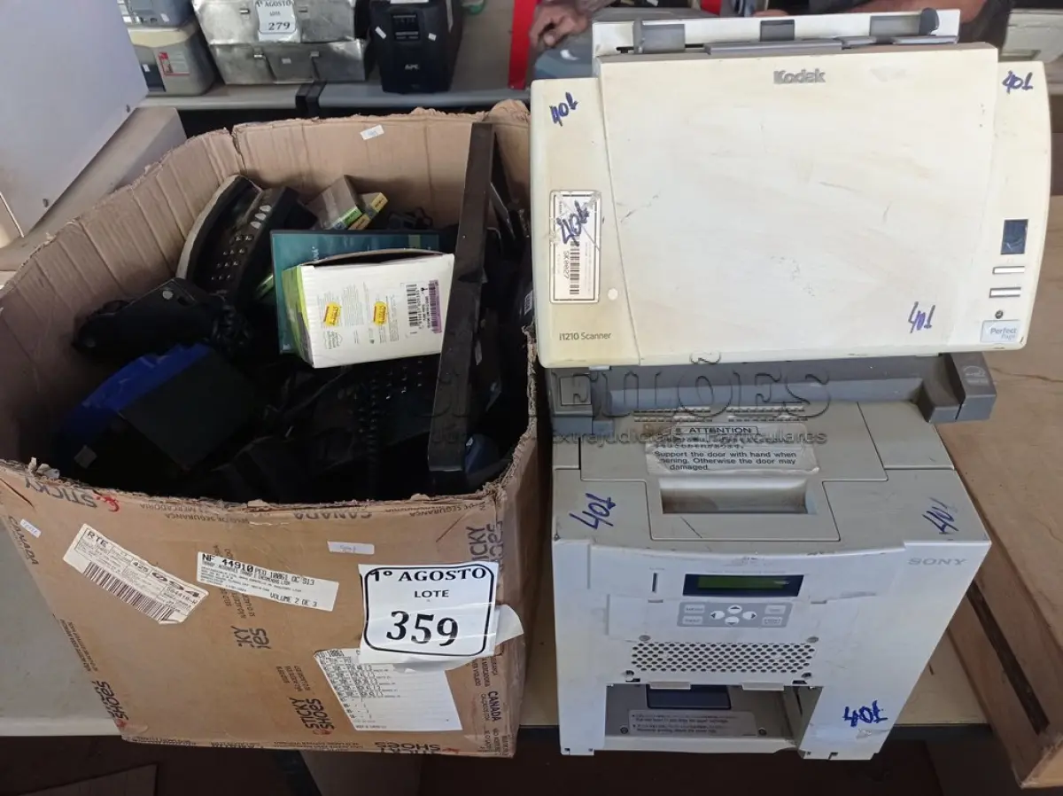 LOTE 359 - 01 IMPRESSORA DE CARTÃO, MODELO:UP-DR150 MARCA SONY, 01 SCANNER MARCA KODAK E01 CAIXAS COM VÁRIOS APARELHOS TELEFÔNICO FIXO (NO ESTADO) ATENÇÃO! FAZER A VISITAÇÃO ANTES DE ARREMATAR, NÃO SABEMOS SE FUNCIONA. LEILÃO NÃO TEM GARANTIA E NEM DEVOLUÇÃO, SUJEITO A POSSÍVEIS AVARIAS VISÍVEIS/OCULTAS E/OU AUSÊNCIA DE COMPONENTES.