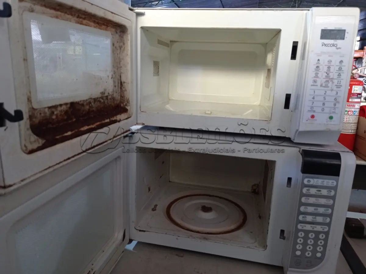 LOTE 395 - 02 MICRO ONDAS SEM PRATOS. (NO ESTADO) ATENÇÃO! FAZER A VISITAÇÃO ANTES DE ARREMATAR, NÃO SABEMOS SE FUNCIONA. LEILÃO NÃO TEM GARANTIA E NEM DEVOLUÇÃO, SUJEITO A POSSÍVEIS AVARIAS VISÍVEIS/OCULTAS E/OU AUSÊNCIA DE COMPONENTES.