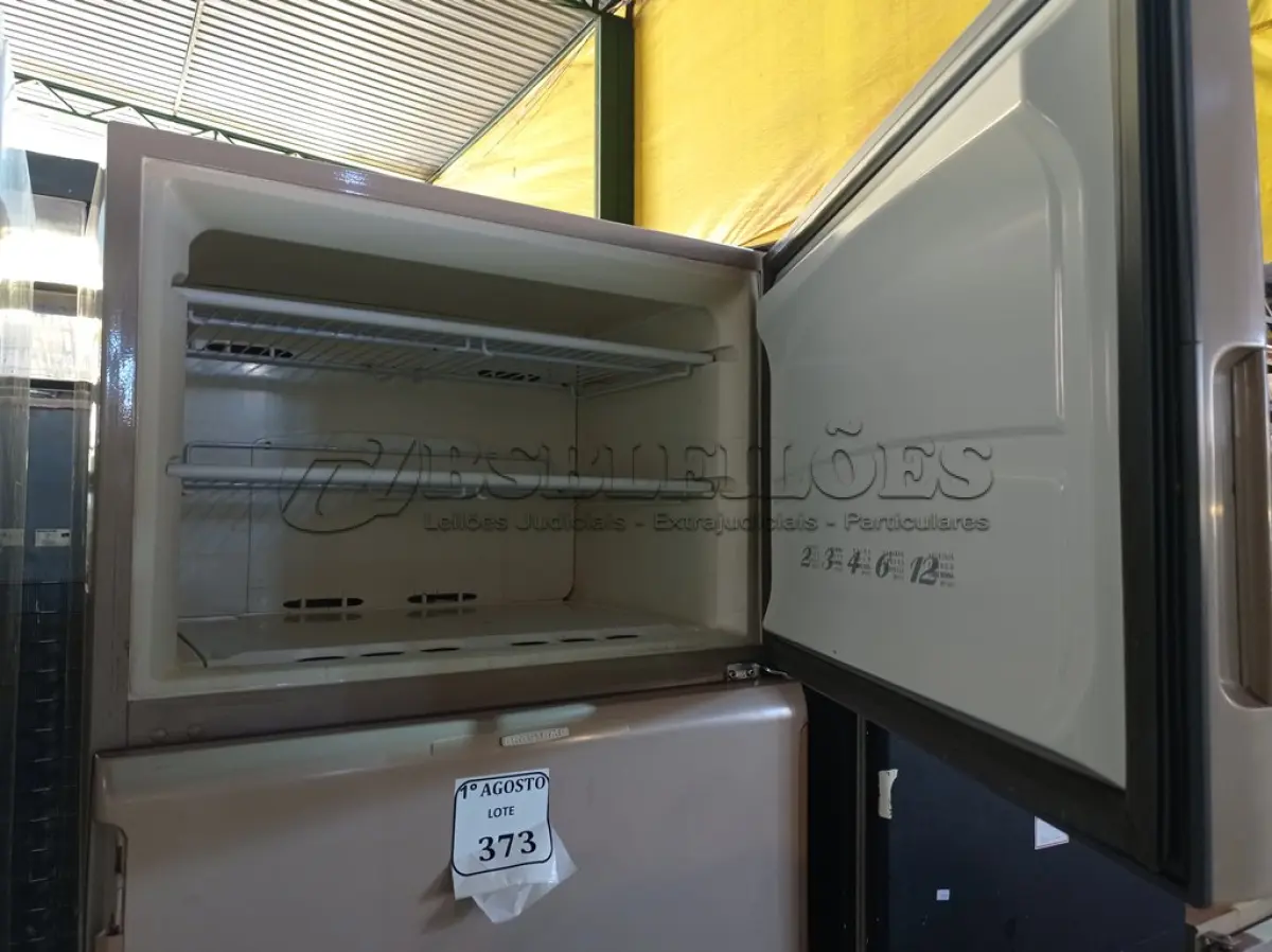 LOTE 373 - 01 GELADEIRA BRASTEMP 220VOLTS. (NO ESTADO) ATENÇÃO! FAZER A VISITAÇÃO ANTES DE ARREMATAR, NÃO SABEMOS SE FUNCIONA. LEILÃO NÃO TEM GARANTIA E NEM DEVOLUÇÃO, SUJEITO A POSSÍVEIS AVARIAS VISÍVEIS/OCULTAS E/OU AUSÊNCIA DE COMPONENTES.
