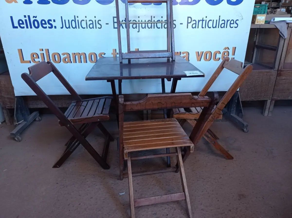 LOTE 350 - 01 MESA COM 04 CADEIRAS COM AVARIAS EM MADEIRA DOBRÁVEL. (NO ESTADO) ATENÇÃO! FAZER A VISITAÇÃO ANTES DE ARREMATAR, NÃO SABEMOS SE FUNCIONA. LEILÃO NÃO TEM GARANTIA E NEM DEVOLUÇÃO, SUJEITO A POSSÍVEIS AVARIAS VISÍVEIS/OCULTAS E/OU AUSÊNCIA DE COMPONENTES.