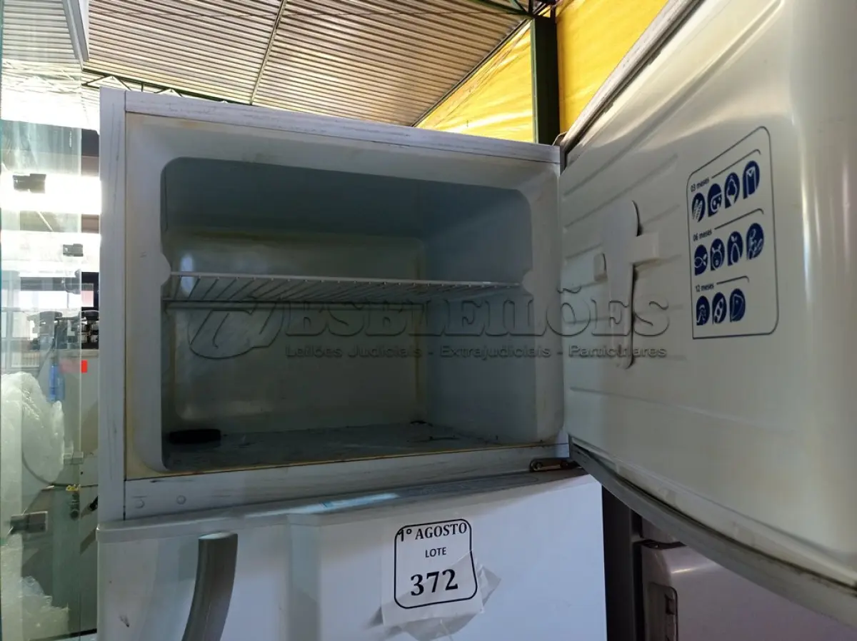 LOTE 372 - 01 GELADEIRA DAKO 127VOLTS. (NO ESTADO) ATENÇÃO! FAZER A VISITAÇÃO ANTES DE ARREMATAR, NÃO SABEMOS SE FUNCIONA. LEILÃO NÃO TEM GARANTIA E NEM DEVOLUÇÃO, SUJEITO A POSSÍVEIS AVARIAS VISÍVEIS/OCULTAS E/OU AUSÊNCIA DE COMPONENTES.