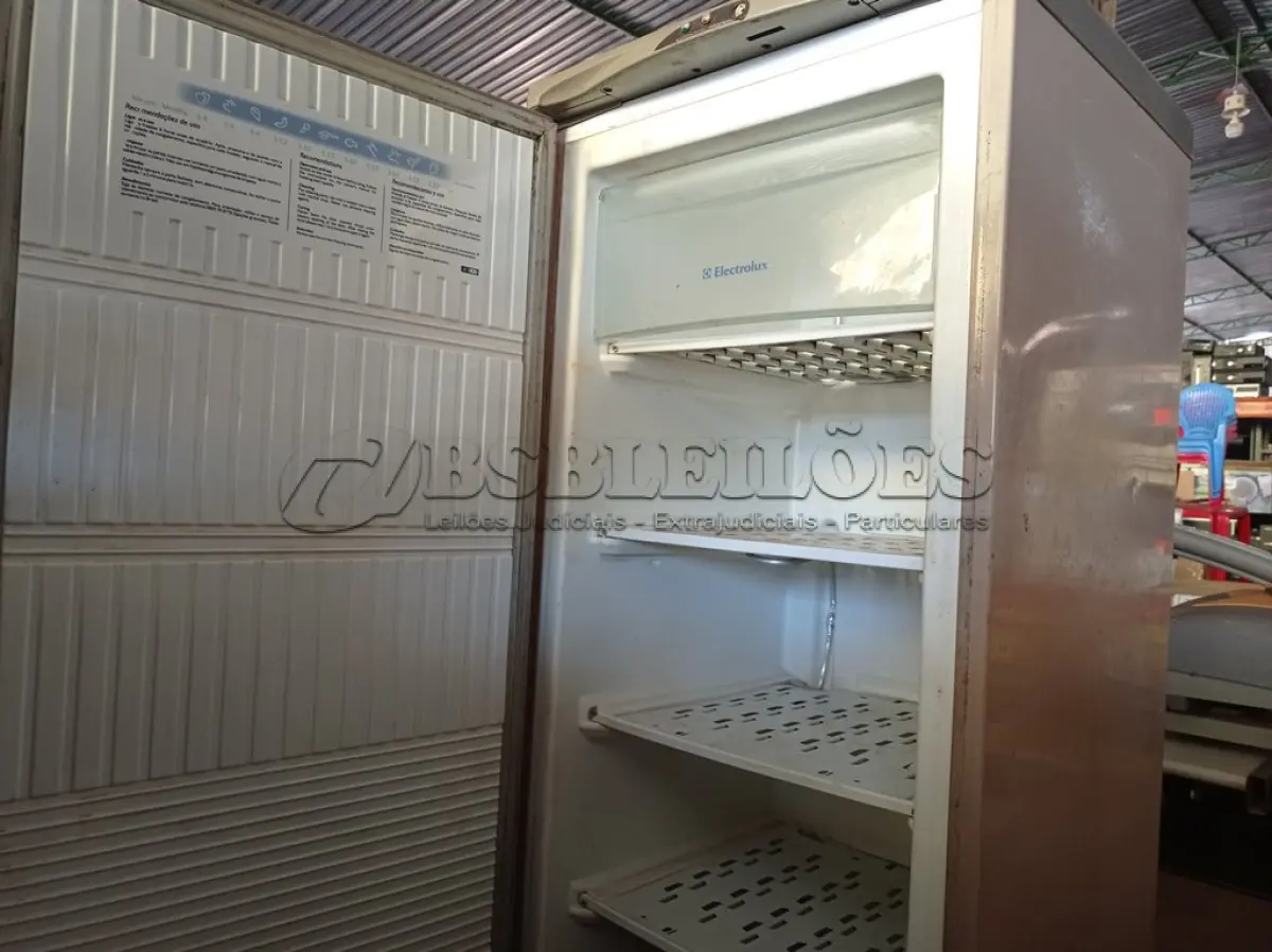LOTE 447 - 01 FREEZER VERTICAL ELECTROLUX (NO ESTADO) ATENÇÃO! FAZER A VISITAÇÃO ANTES DE ARREMATAR, NÃO SABEMOS SE FUNCIONA. LEILÃO NÃO TEM GARANTIA E NEM DEVOLUÇÃO, SUJEITO A POSSÍVEIS AVARIAS VISÍVEIS/OCULTAS E/OU AUSÊNCIA DE COMPONENTES.