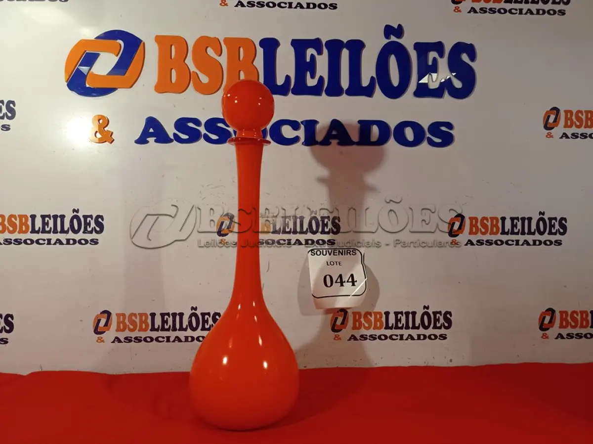 LOTE 044 - 01 GARRAFA MURANA VERMELHA C/ TAMPA. (NO ESTADO EM QUE SE ENCONTRA) ATENÇÃO! FAZER A VISITAÇÃO ANTES DE ARREMATAR, NÃO SABEMOS SE FUNCIONA. LEILÃO NÃO TEM GARANTIA E NEM DEVOLUÇÃO, SUJEITO A POSSÍVEIS AVARIAS VISÍVEIS/OCULTAS E/OU AUSÊNCIA DE COMPONENTES.  