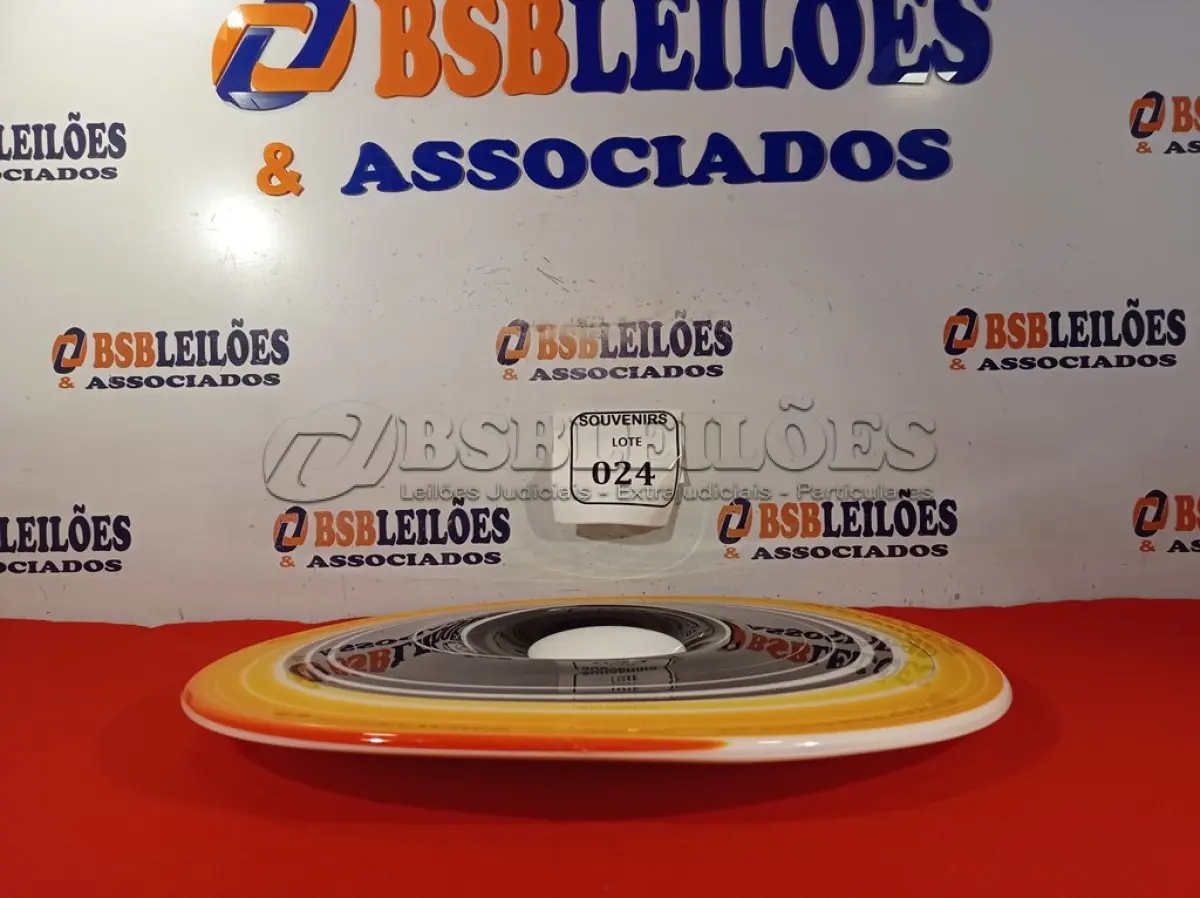 LOTE 024 - 01 BELÍSSIMO PRATO MURANO PRETO/LARANJA YIN-YANG. (NO ESTADO EM QUE SE ENCONTRA) ATENÇÃO! FAZER A VISITAÇÃO ANTES DE ARREMATAR, NÃO SABEMOS SE FUNCIONA. LEILÃO NÃO TEM GARANTIA E NEM DEVOLUÇÃO, SUJEITO A POSSÍVEIS AVARIAS VISÍVEIS/OCULTAS E/OU AUSÊNCIA DE COMPONENTES. 