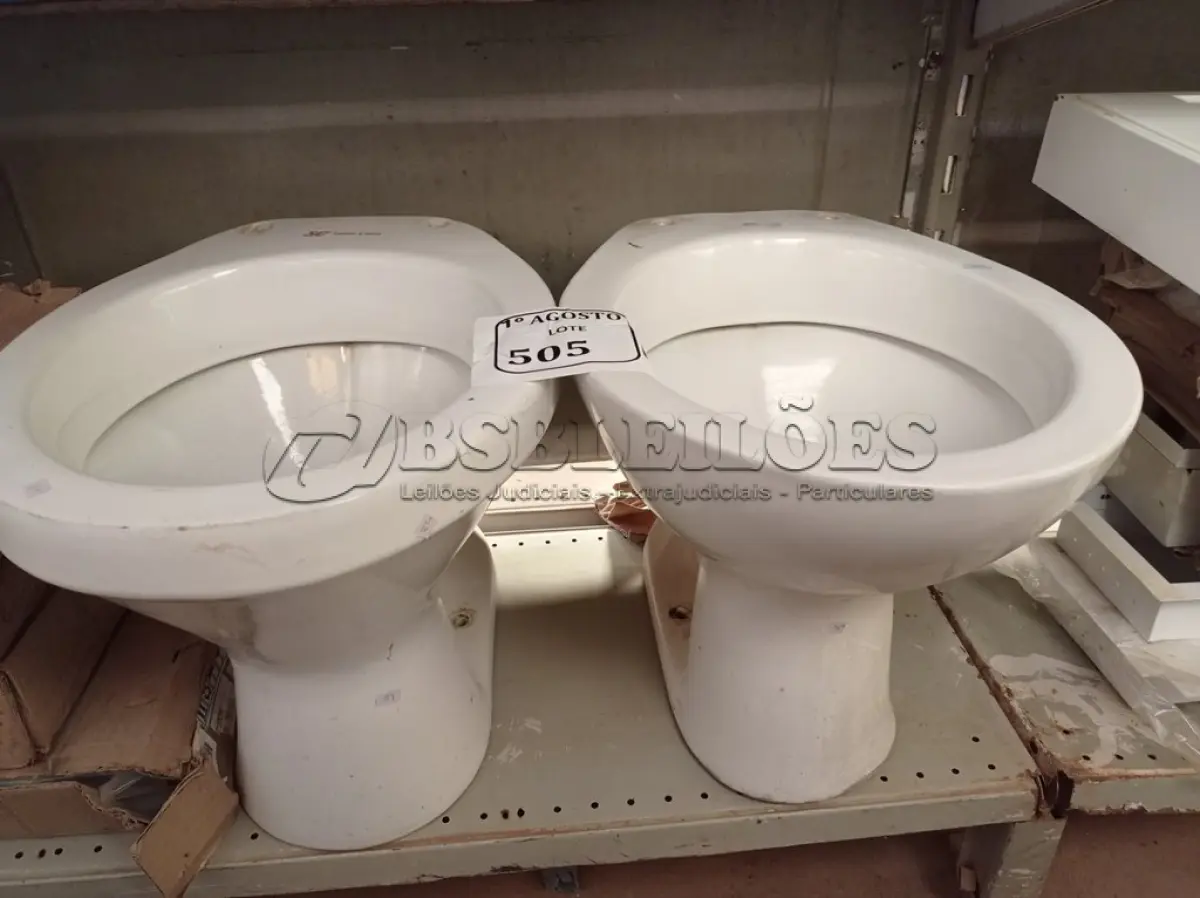 LOTE 505 - 02 VASOS SANITÁRIOS (NO ESTADO) ATENÇÃO! FAZER A VISITAÇÃO ANTES DE ARREMATAR, NÃO SABEMOS SE FUNCIONA. LEILÃO NÃO TEM GARANTIA E NEM DEVOLUÇÃO, SUJEITO A POSSÍVEIS AVARIAS VISÍVEIS/OCULTAS E/OU AUSÊNCIA DE COMPONENTES.