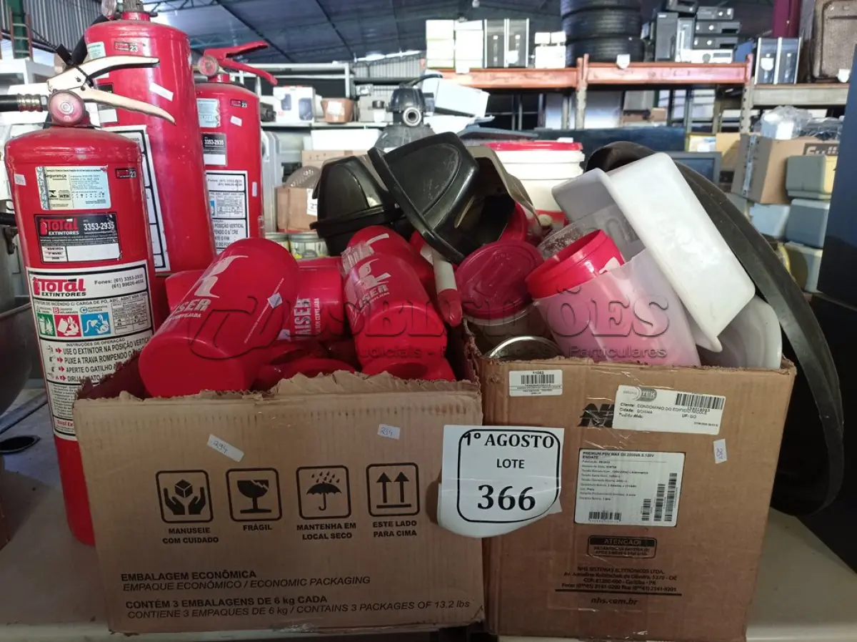LOTE 366 - 01 CAIXA COM PORTAS GARRAFAS, UTENSÍLIOS PARA COZINHA E 03 EXTINTORES COM AVARIAS. (NO ESTADO) ATENÇÃO! FAZER A VISITAÇÃO ANTES DE ARREMATAR, NÃO SABEMOS SE FUNCIONA. LEILÃO NÃO TEM GARANTIA E NEM DEVOLUÇÃO, SUJEITO A POSSÍVEIS AVARIAS VISÍVEIS/OCULTAS E/OU AUSÊNCIA DE COMPONENTES.