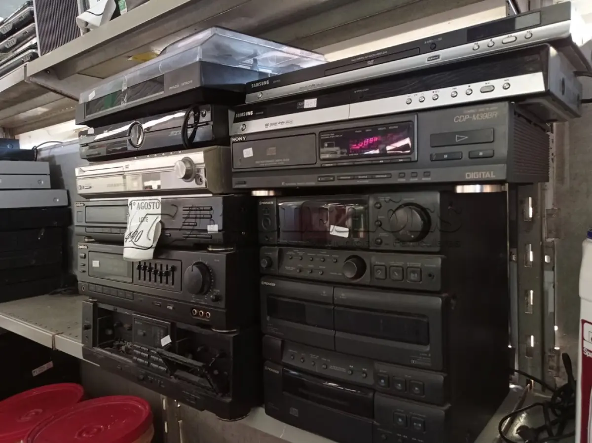 LOTE 490 - 02 APARELHOS DE SOM SEM CAIXA, 04 DVD DIVERSOS E 01 TOCA VINIL. (NO ESTADO) ATENÇÃO! FAZER A VISITAÇÃO ANTES DE ARREMATAR, NÃO SABEMOS SE FUNCIONA. LEILÃO NÃO TEM GARANTIA E NEM DEVOLUÇÃO, SUJEITO A POSSÍVEIS AVARIAS VISÍVEIS/OCULTAS E/OU AUSÊNCIA DE COMPONENTES.