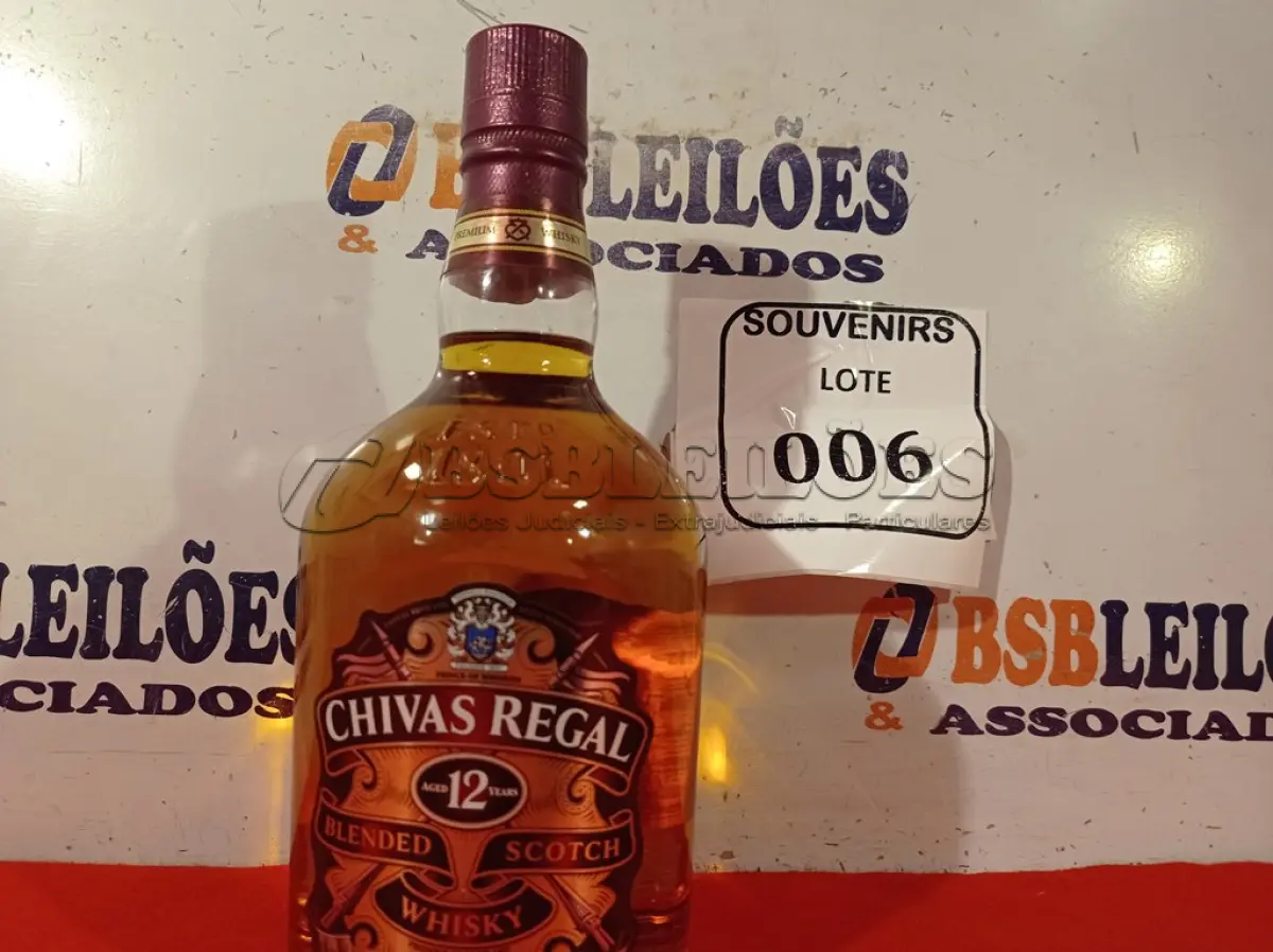 LOTE 006 - 01 GARRAFA DE WHISKY CHIVAS REGAL 12 ANOS BLENDED SCOTCH 1L. (NO ESTADO EM QUE SE ENCONTRA) ATENÇÃO! FAZER A VISITAÇÃO ANTES DE ARREMATAR, NÃO SABEMOS SE FUNCIONA. LEILÃO NÃO TEM GARANTIA E NEM DEVOLUÇÃO, SUJEITO A POSSÍVEIS AVARIAS VISÍVEIS/OCULTAS E/OU AUSÊNCIA DE COMPONENTES.  