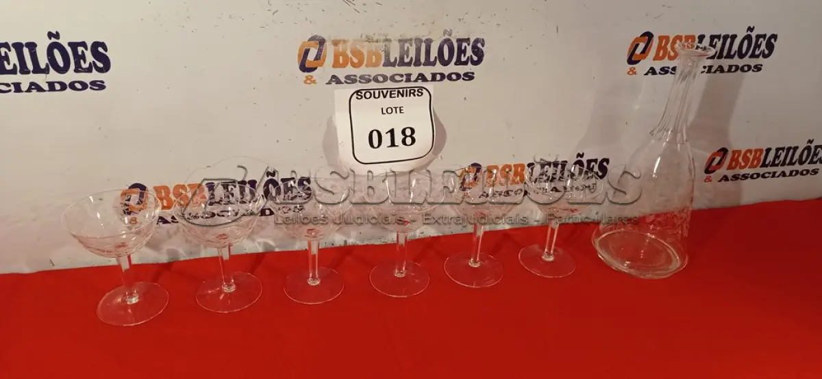 LOTE 018 - 01 GARRAFA PARA DECANTAÇÃO DE VINHO OU LICOR E 06 TAÇAS EM CRISTAL. (NO ESTADO EM QUE SE ENCONTRA) ATENÇÃO! FAZER A VISITAÇÃO ANTES DE ARREMATAR, NÃO SABEMOS SE FUNCIONA. LEILÃO NÃO TEM GARANTIA E NEM DEVOLUÇÃO, SUJEITO A POSSÍVEIS AVARIAS VISÍVEIS/OCULTAS E/OU AUSÊNCIA DE COMPONENTES.  