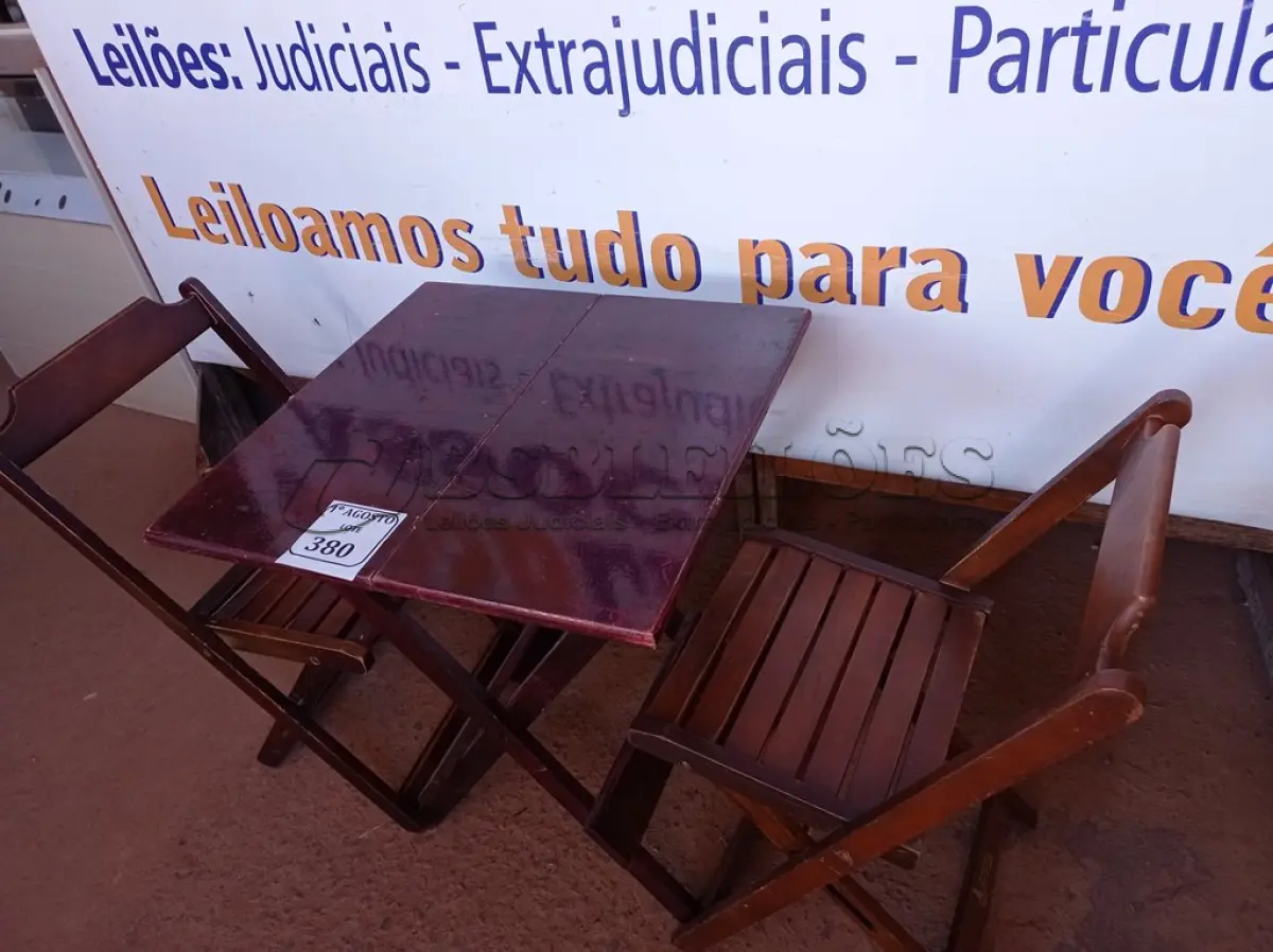 LOTE 380 - 01 MESA COM 04 CADEIRAS COM AVARIAS EM MADEIRA DOBRÁVEL. (NO ESTADO) ATENÇÃO! FAZER A VISITAÇÃO ANTES DE ARREMATAR, NÃO SABEMOS SE FUNCIONA. LEILÃO NÃO TEM GARANTIA E NEM DEVOLUÇÃO, SUJEITO A POSSÍVEIS AVARIAS VISÍVEIS/OCULTAS E/OU AUSÊNCIA DE COMPONENTES.