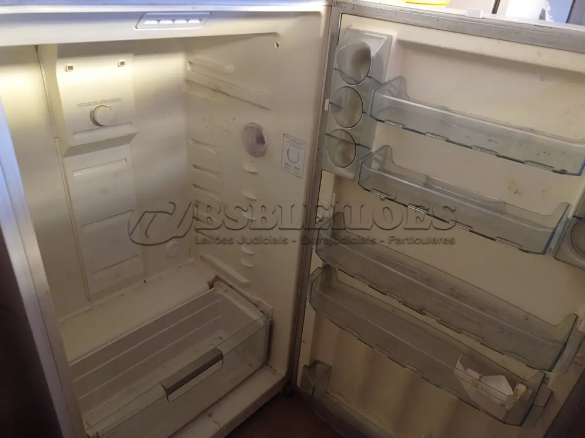 LOTE 456 - 01 GELADEIRA BOCH FROSFREE.  (NO ESTADO) ATENÇÃO! FAZER A VISITAÇÃO ANTES DE ARREMATAR, NÃO SABEMOS SE FUNCIONA. LEILÃO NÃO TEM GARANTIA E NEM DEVOLUÇÃO, SUJEITO A POSSÍVEIS AVARIAS VISÍVEIS/OCULTAS E/OU AUSÊNCIA DE COMPONENTES.