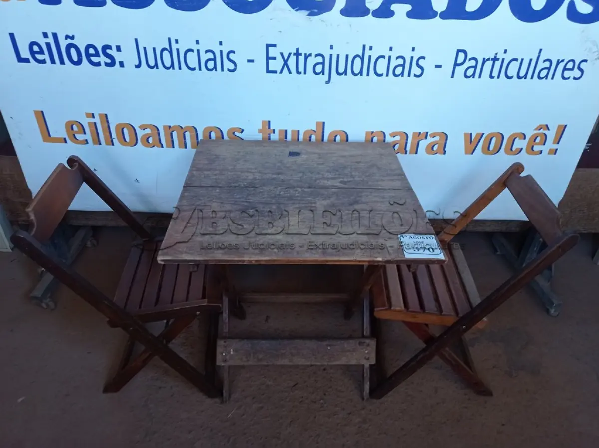 LOTE 370 - 01 MESA COM 04 CADEIRAS COM AVARIAS EM MADEIRA DOBRÁVEL. (NO ESTADO) ATENÇÃO! FAZER A VISITAÇÃO ANTES DE ARREMATAR, NÃO SABEMOS SE FUNCIONA. LEILÃO NÃO TEM GARANTIA E NEM DEVOLUÇÃO, SUJEITO A POSSÍVEIS AVARIAS VISÍVEIS/OCULTAS E/OU AUSÊNCIA DE COMPONENTES.
