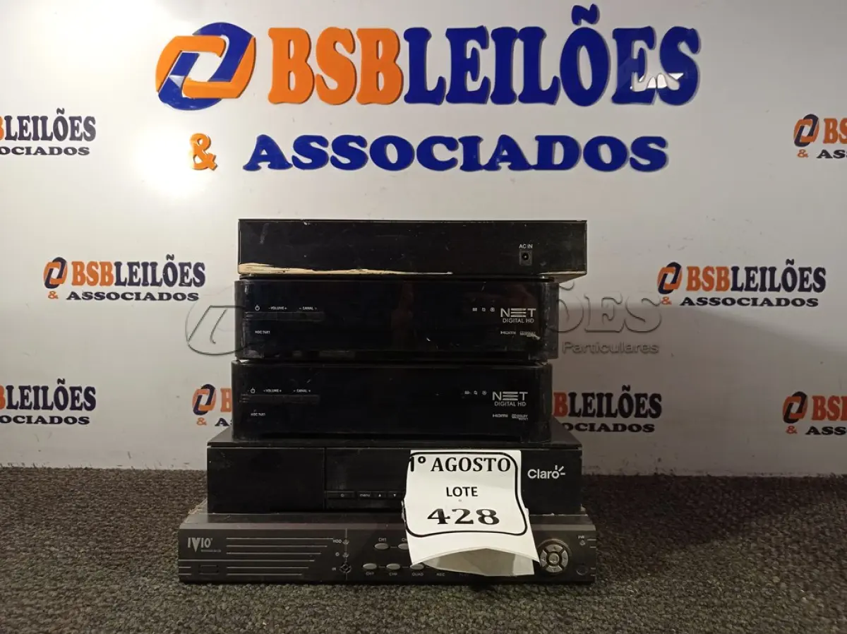 LOTE 428 - 01 DVR, 01 SWITCH E 03 APARELHOS DE SATÉLITE. (NO ESTADO) ATENÇÃO! FAZER A VISITAÇÃO ANTES DE ARREMATAR, NÃO SABEMOS SE FUNCIONA. LEILÃO NÃO TEM GARANTIA E NEM DEVOLUÇÃO, SUJEITO A POSSÍVEIS AVARIAS VISÍVEIS/OCULTAS E/OU AUSÊNCIA DE COMPONENTES.