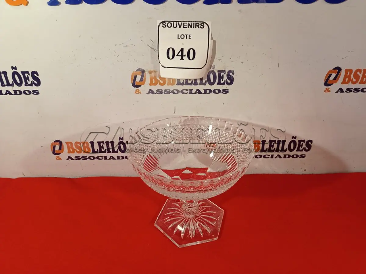 LOTE 040 - 01 FRUTEIRA CRISTAL BOHEMIA. (NO ESTADO EM QUE SE ENCONTRA) ATENÇÃO! FAZER A VISITAÇÃO ANTES DE ARREMATAR, NÃO SABEMOS SE FUNCIONA. LEILÃO NÃO TEM GARANTIA E NEM DEVOLUÇÃO, SUJEITO A POSSÍVEIS AVARIAS VISÍVEIS/OCULTAS E/OU AUSÊNCIA DE COMPONENTES.  