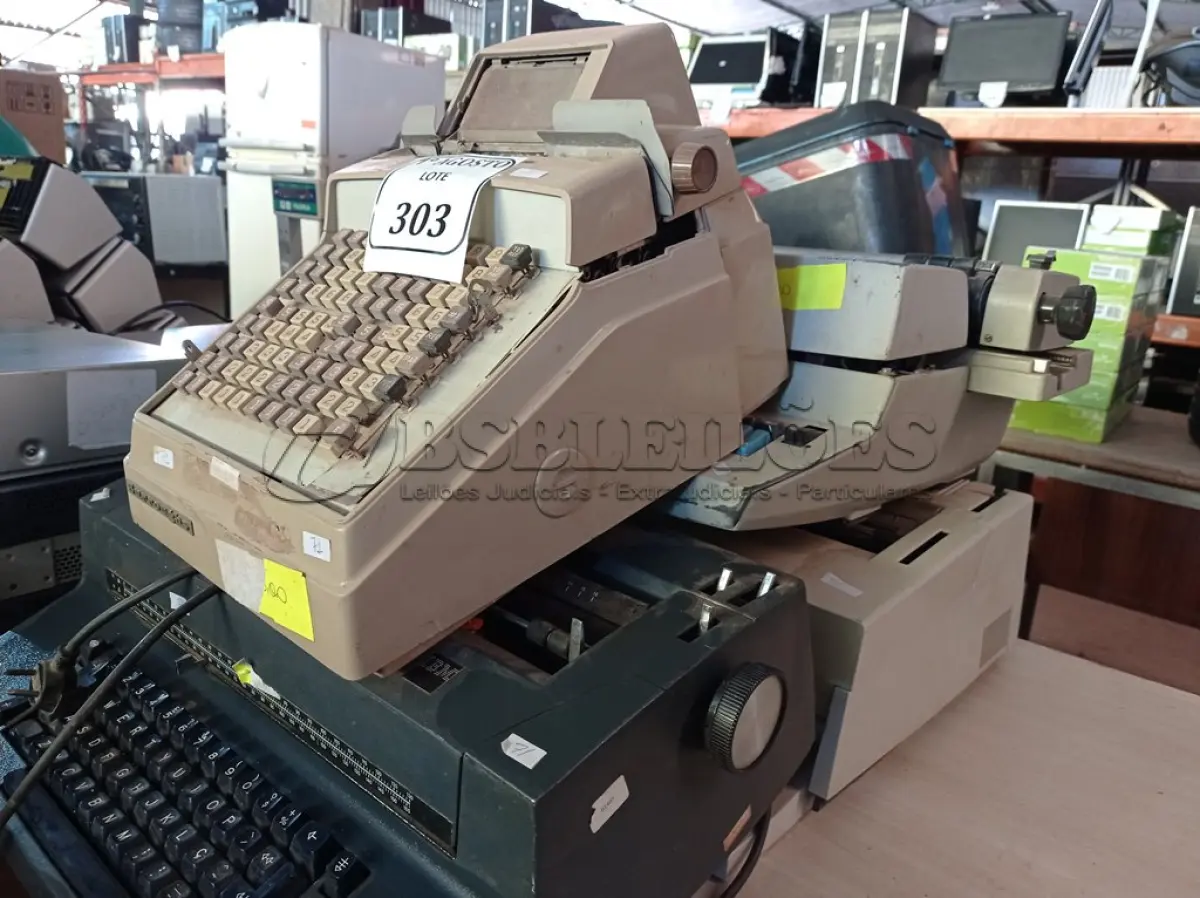 LOTE 303 - 03 MÁQUINAS DE ESCREVER E 01 CALCULADORA. (NO ESTADO) ATENÇÃO! FAZER A VISITAÇÃO ANTES DE ARREMATAR, NÃO SABEMOS SE FUNCIONA. LEILÃO NÃO TEM GARANTIA E NEM DEVOLUÇÃO, SUJEITO A POSSÍVEIS AVARIAS VISÍVEIS/OCULTAS E/OU AUSÊNCIA DE COMPONENTES.