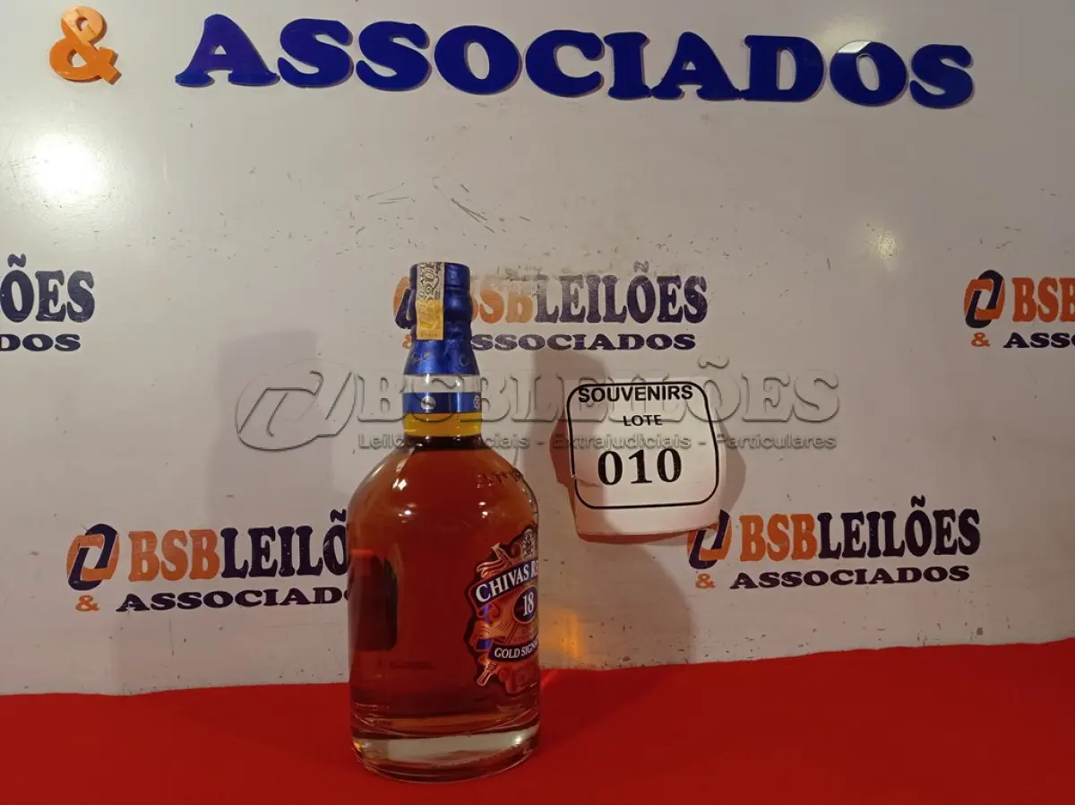 LOTE 010 - 01 GARRAFA DE WHISKY CHIVAS REGAL 18 ANOS GOLD SIGNATURE 750ML. (NO ESTADO EM QUE SE ENCONTRA) ATENÇÃO! FAZER A VISITAÇÃO ANTES DE ARREMATAR, NÃO SABEMOS SE FUNCIONA. LEILÃO NÃO TEM GARANTIA E NEM DEVOLUÇÃO, SUJEITO A POSSÍVEIS AVARIAS VISÍVEIS/OCULTAS E/OU AUSÊNCIA DE COMPONENTES.   