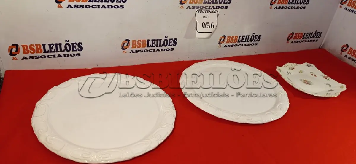LOTE 056 - 02 PRATOS GRANDES BRANCOS E 01 PRATO PORCELANA INGLESA. (NO ESTADO EM QUE SE ENCONTRA) ATENÇÃO! FAZER A VISITAÇÃO ANTES DE ARREMATAR, NÃO SABEMOS SE FUNCIONA. LEILÃO NÃO TEM GARANTIA E NEM DEVOLUÇÃO, SUJEITO A POSSÍVEIS AVARIAS VISÍVEIS/OCULTAS E/OU AUSÊNCIA DE COMPONENTES.  