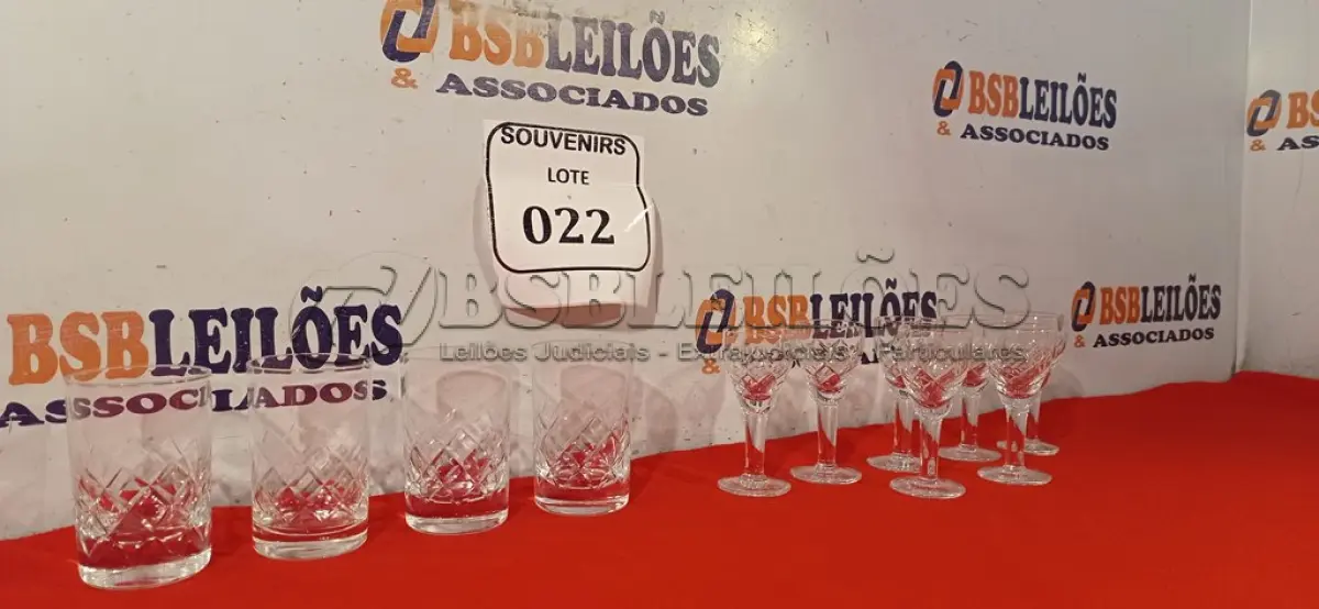 LOTE 022 - 01 BELÍSSIMO JOGO DE CRISTAL COM 07 TAÇAS E 04 COPOS PARA LICOR. (NO ESTADO EM QUE SE ENCONTRA) ATENÇÃO! FAZER A VISITAÇÃO ANTES DE ARREMATAR, NÃO SABEMOS SE FUNCIONA. LEILÃO NÃO TEM GARANTIA E NEM DEVOLUÇÃO, SUJEITO A POSSÍVEIS AVARIAS VISÍVEIS/OCULTAS E/OU AUSÊNCIA DE COMPONENTES.