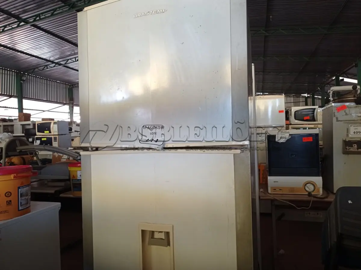 LOTE 444 - 01 GELADEIRA DUPLEX BRASTEMP 220VOLTS. (NO ESTADO) ATENÇÃO! FAZER A VISITAÇÃO ANTES DE ARREMATAR, NÃO SABEMOS SE FUNCIONA. LEILÃO NÃO TEM GARANTIA E NEM DEVOLUÇÃO, SUJEITO A POSSÍVEIS AVARIAS VISÍVEIS/OCULTAS E/OU AUSÊNCIA DE COMPONENTES.