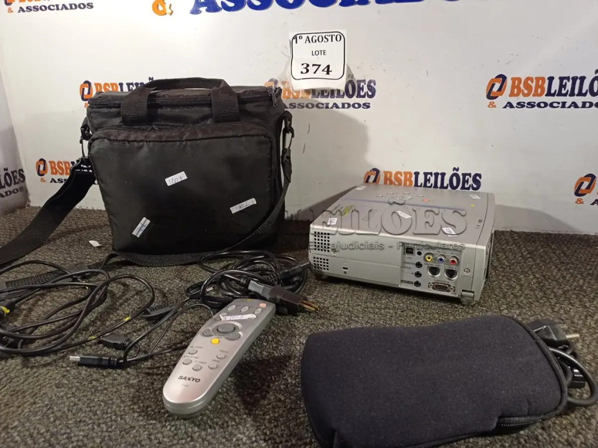 LOTE 374 - 01 PROJETOR SANYO COM BOLSA, CONTROLE E CABOS.  (NO ESTADO) ATENÇÃO! FAZER A VISITAÇÃO ANTES DE ARREMATAR, NÃO SABEMOS SE FUNCIONA. LEILÃO NÃO TEM GARANTIA E NEM DEVOLUÇÃO, SUJEITO A POSSÍVEIS AVARIAS VISÍVEIS/OCULTAS E/OU AUSÊNCIA DE COMPONENTES.