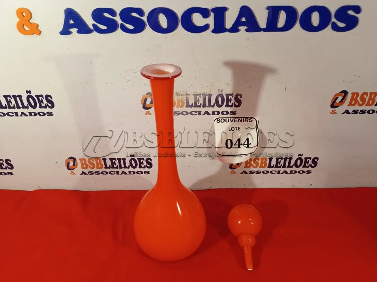 LOTE 044 - 01 GARRAFA MURANA VERMELHA C/ TAMPA. (NO ESTADO EM QUE SE ENCONTRA) ATENÇÃO! FAZER A VISITAÇÃO ANTES DE ARREMATAR, NÃO SABEMOS SE FUNCIONA. LEILÃO NÃO TEM GARANTIA E NEM DEVOLUÇÃO, SUJEITO A POSSÍVEIS AVARIAS VISÍVEIS/OCULTAS E/OU AUSÊNCIA DE COMPONENTES.  